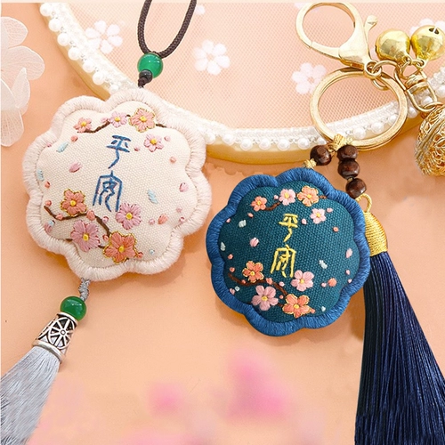 Защитный амулет, подвеска, брелок ручной работы, с вышивкой, 2023