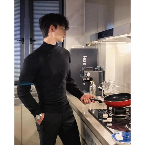 Черная бархатная демисезонная приталенная утепленный лонгслив, удерживающая тепло толстовка