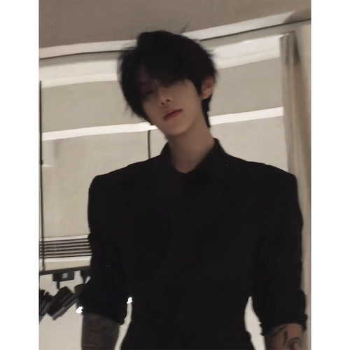 Черная бархатная демисезонная приталенная утепленный лонгслив, удерживающая тепло толстовка