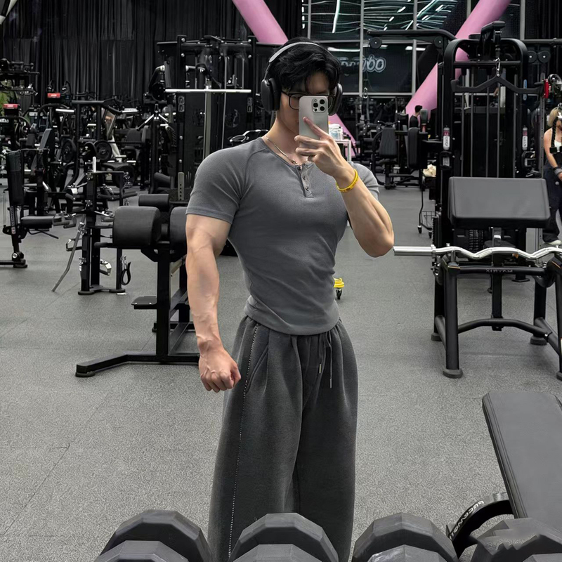 Gray Henley Collar Short-Sleeved Men's American-Style Muscle-Showing Ribbed Fitness T-Shirt, Elastic Slim-Fit Three-Quarter Sleeve Undershirt