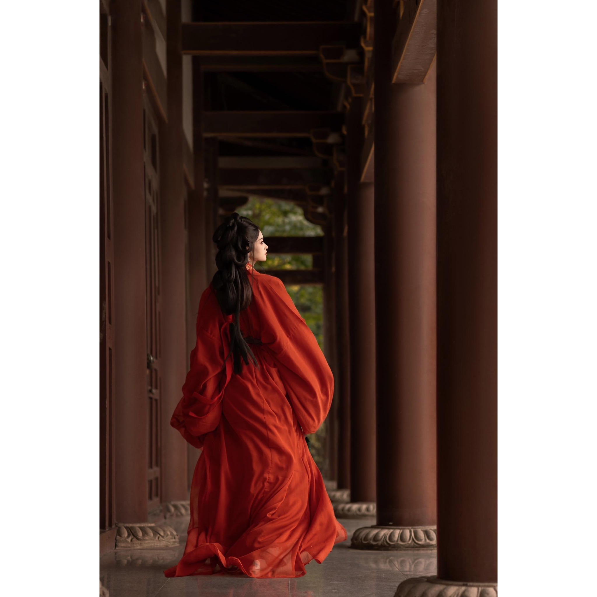 戦国時代のローブ漢服古代衣装女性馬山楚墓大量クロスカラーストレートヘム大人赤い女性モデルのオリジナル修復