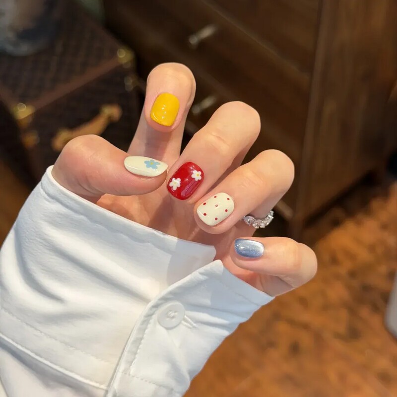 Handmade Short Dopamine Summer Nail Stickers for Energetic Girls, Simple Color-Changing Fake Nails for Students