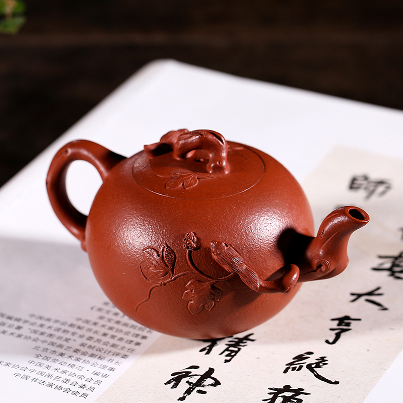 Shadow at yixing famous pure manual it technicians collect flowers goods zhu mud squirrel grape GY the teapot