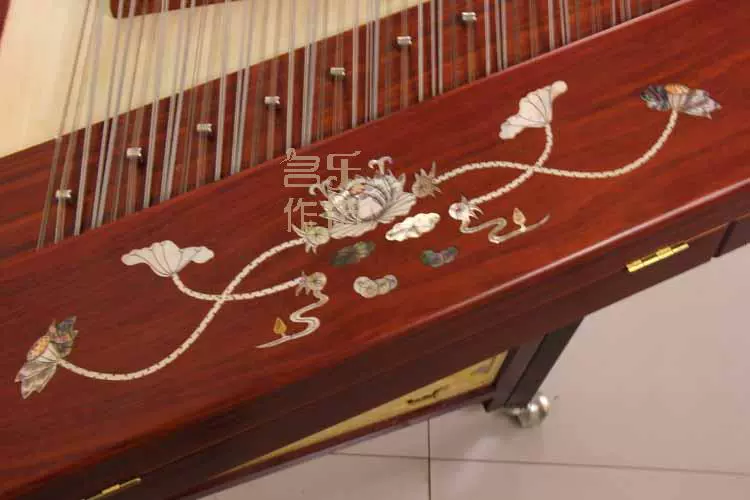 Chơi chuyên nghiệp 405 dulcimer Năm hàng gỗ hồng đỏ Yang Qin Quảng Đông năm thước mười nhạc cụ dulcimer Hengle - Nhạc cụ dân tộc