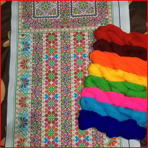 Шиди -кросс -штифт поперечной вышивкой на поверхности хлопка в среднем столе Miao Tuban ручной работы Padlier Guan Ling Miao Nationally