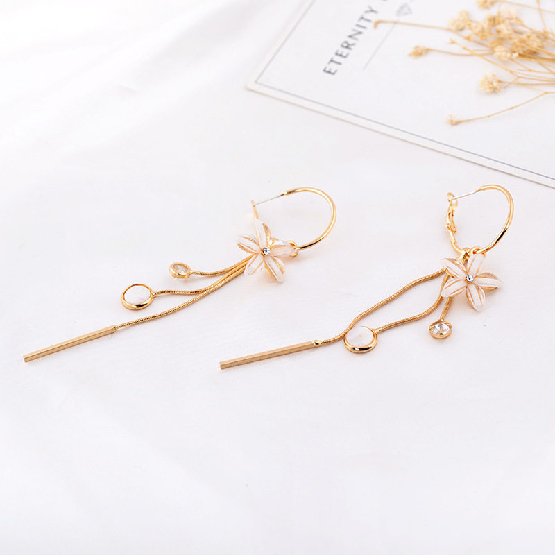 South Korea's new 100 hitch cat eye stone petals earrings Long version Stream Sueardrops Fashion personality Pearl Ear Spike Pop