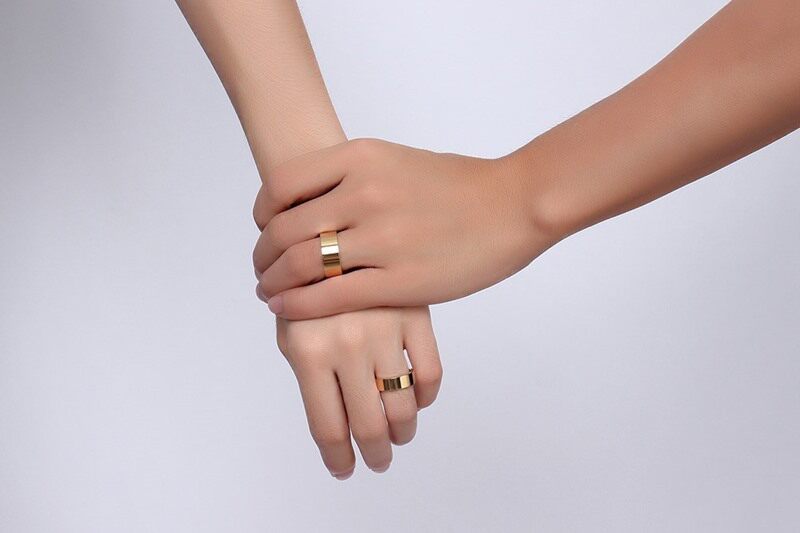 Manufacturer spot stock supply minimalist titanium steel plated gold lovers hand-decorated couples ring pair ring to ring CR-005