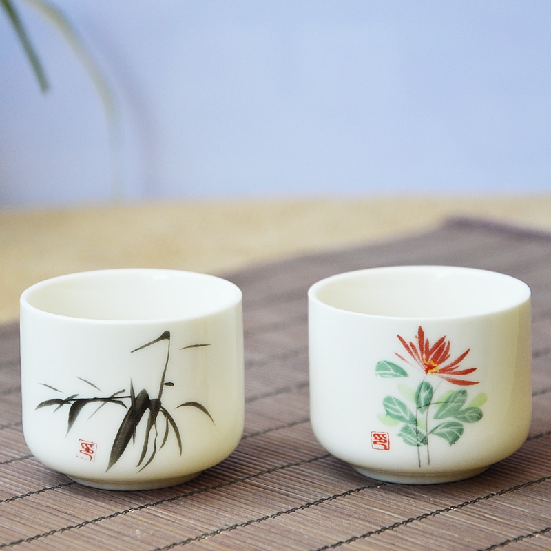 Qiao mu small round cup a ceramic cup two small single cup suit Japanese wine liquor cup. A small handleless wine cup blue and white Chinese wind