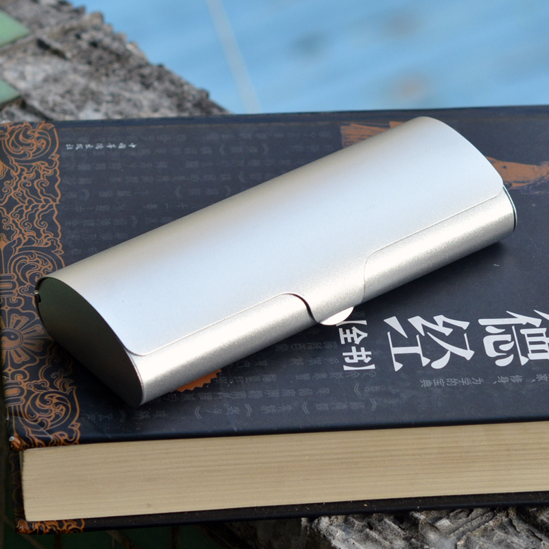 The Shop Owner Strongly Recommends an Environmentally Friendly, Simple, Pure Aluminum Metal Glasses Case, Which Is Ultra-Light, Pressure-Resistant, and Portable for Storing Glasses