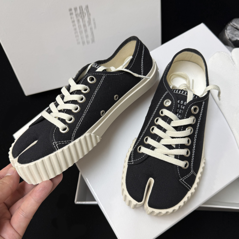 Split-Toe Flat Canvas Shoes for Men and Women, Tabi Pig's Trotters 2026 Lace-Up Casual Gear Biscuit Shoes, Retro Horseshoe Shoes Split-Toe Flat Canvas Shoes for Men and Women, Tabi Pig's Trotters 2026 Lace-Up Casual Gear Biscuit Shoes, Retro Horseshoe Shoes