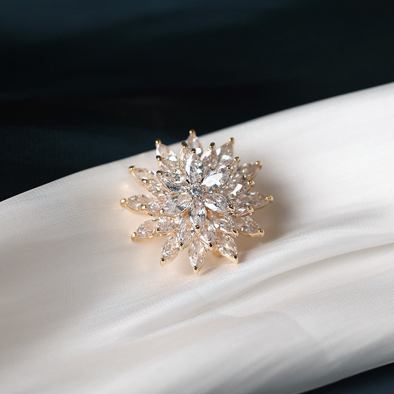 High-end luxury three-layer rotating crystal flower zircon brooch, Korean style personalized creative corsage pin fashion badge
