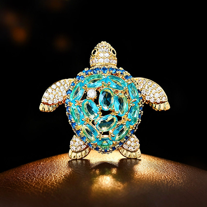 Blue crystal turtle brooch, a luxurious marine animal pin, suitable for suits and coats, exquisite longevity turtle corsage accessory.