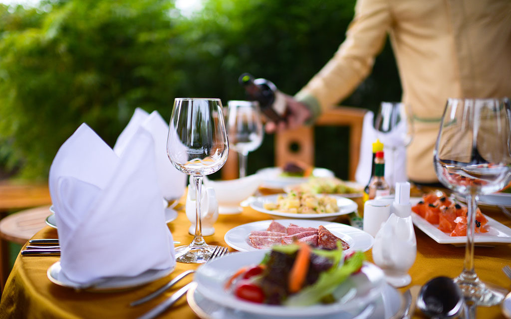 �����þۻ��ϵ�Ůʿ������