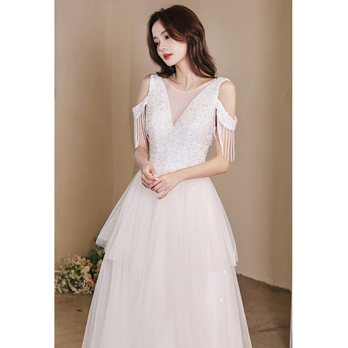 Белое длинное вечернее платье, элитный костюм