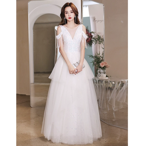 Белое длинное вечернее платье, элитный костюм