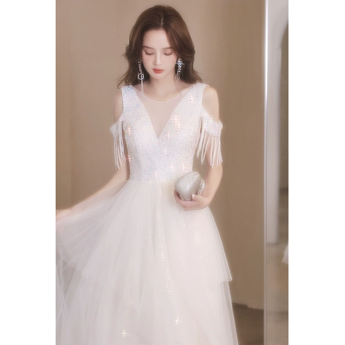 Белое длинное вечернее платье, элитный костюм