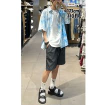 The little man wears a summer loose dyed design shirt with five-minute pants and a handsome set of handsome