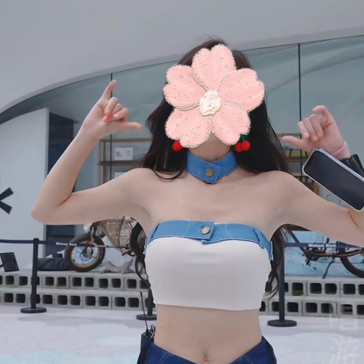 人気インターネットセレブ、馮ティモのパッチワークデニムホルターネックブラレット、セクシーな夏のショートビスチェトップ。