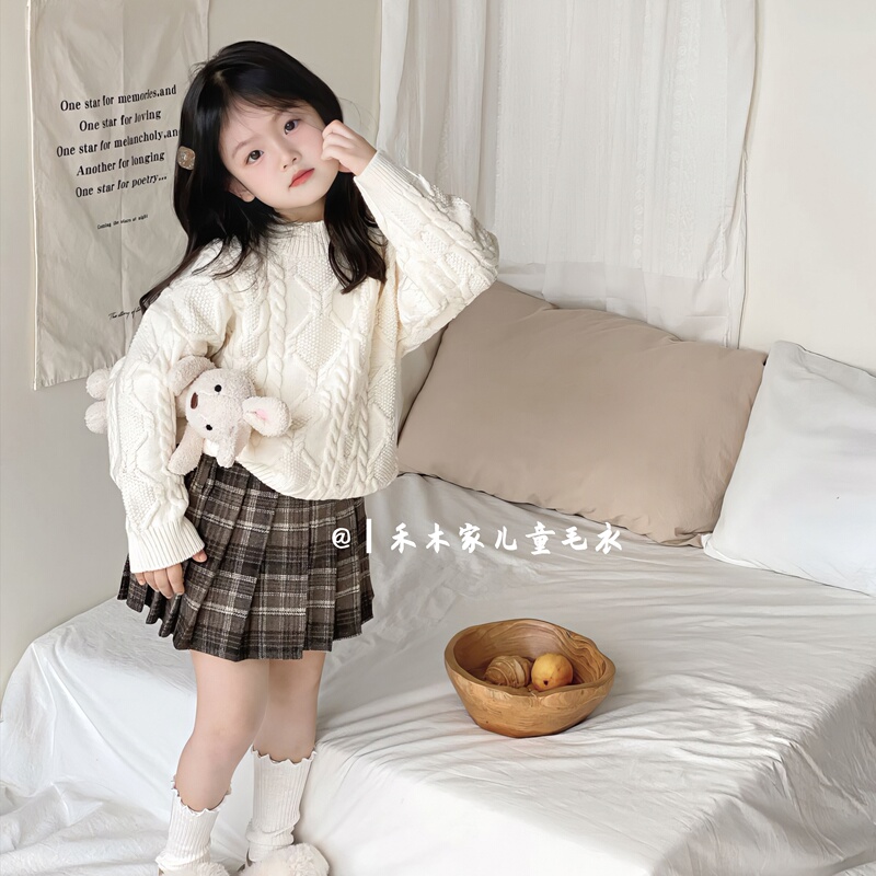 Our Store Has Real Photos of He Mu's Casual Style Girls' Sweaters, Korean Style Loose-Fitting Photography and Photo Shoot White Girls' Pullover Sweaters