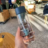 Симпатичная мультипликация маленькая мини -мужская чашка мужчина портативная пластиковая пластиковая бутылка для воде для взрослой спортивной студент