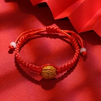 Красная линия плоская персиковая ядро