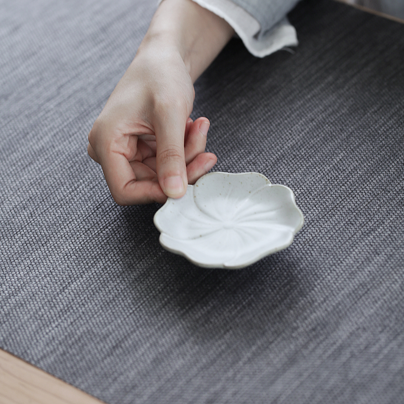 TaoZi pattern porcelain teacup pad Japanese tea taking accessories of black ceramic kung fu tea cup insulation pad