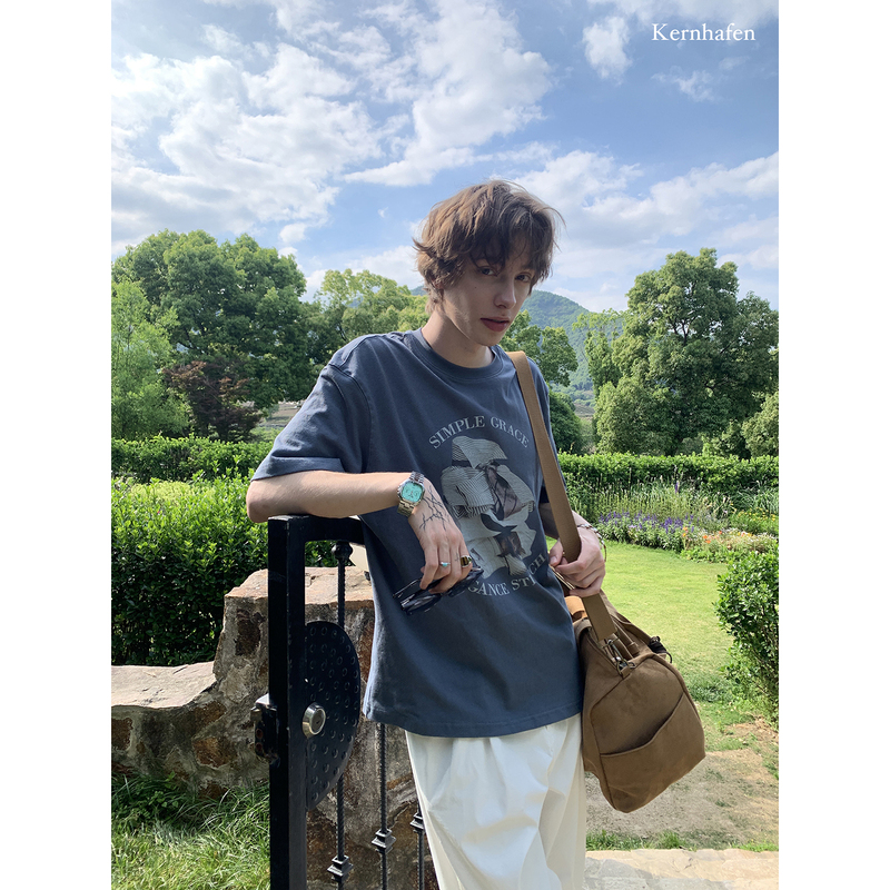 Summer Invitation: Grassy Field Oxygen-Like Vibe Boyfriend Outfit, Front Chest Print Refreshing Men's T-Shirt | Kernhafen Summer Invitation: Grassy Field Oxygen-Like Vibe Boyfriend Outfit, Front Chest Print Refreshing Men's T-Shirt | Kernhafen