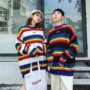 Hồng Kông phong cách thu đông và áo len màu tương phản mới nam và nữ những người yêu thích phiên bản Hàn Quốc của xu hướng áo len sọc cầu vồng áo đôi phong cách