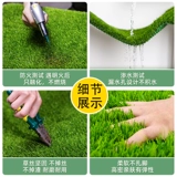 Открытый балкон -фальшивый украшение травы окружает травяная кожа