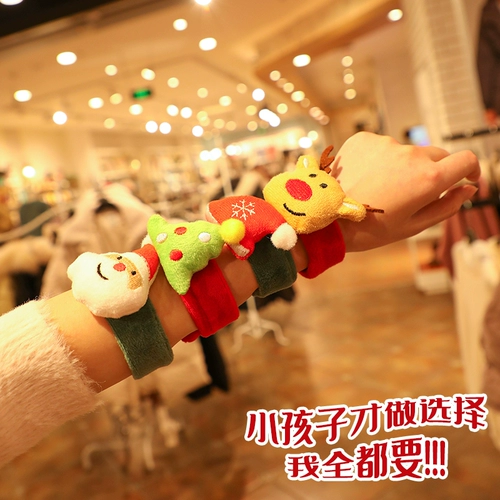 Рождество папа кружок Подаривает мемориал, чтобы дать подругам -девочкам маленький подарок детский детский детский сад