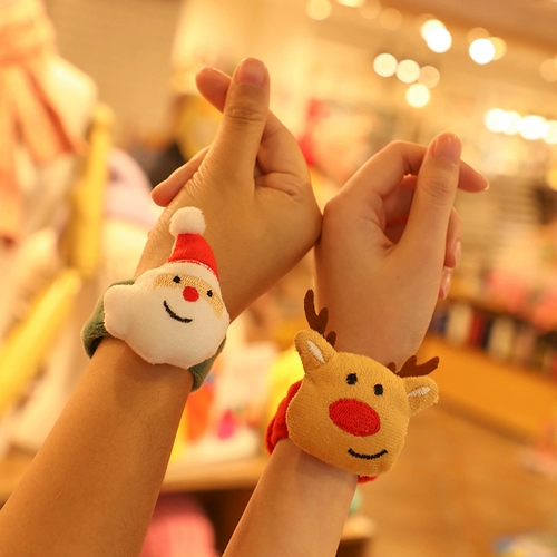 Рождество папа кружок Подаривает мемориал, чтобы дать подругам -девочкам маленький подарок детский детский детский сад