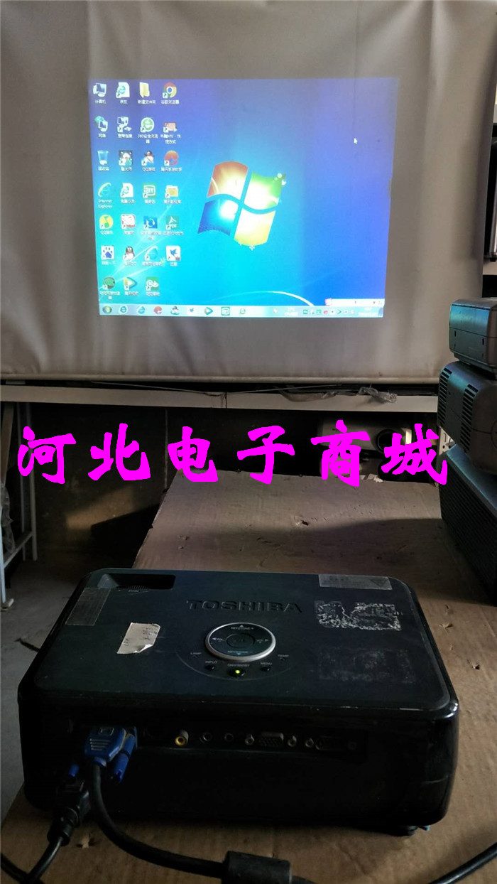 Secondhand Projector Projector TOSHIBA Toshiba Projector Instrument TDP-SP1 has a good effect