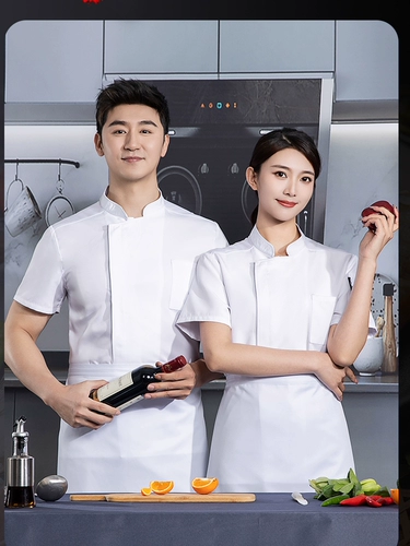 Высокая рабочая одежда шеф -повара в летнем короткометражном воздушном воздухе.