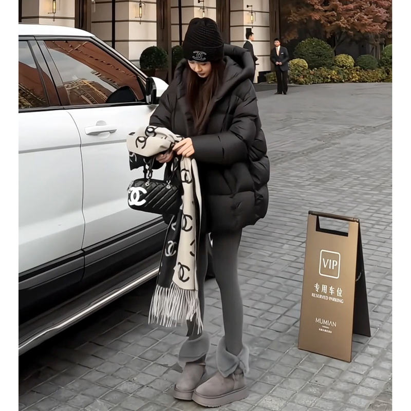 Minimalist Style Korean Version Hooded down Jacket for Women, Winter 2025 Hot-Selling Loose Black White Duck down Coat Trendy