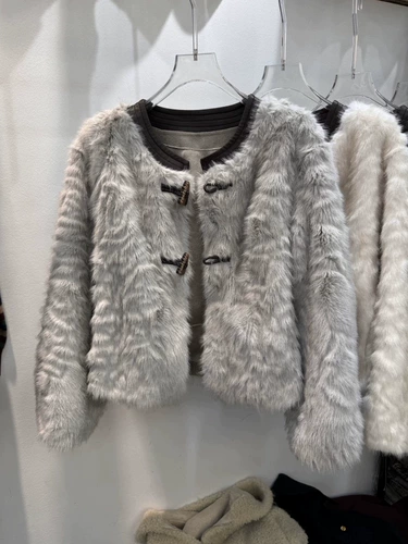 Небольшая короткая демисезонная куртка, модное утепленное термобелье, в стиле Шанель