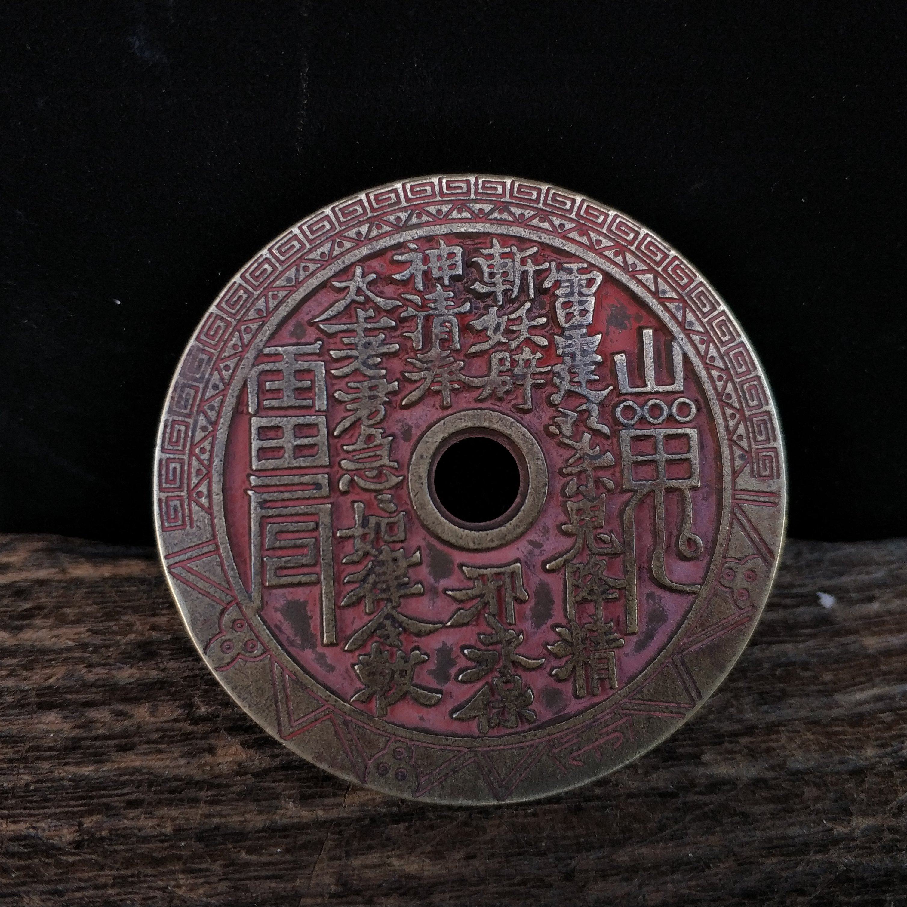 Red Sand Hills Ghost Gossip Bronze money for Guanyin BodhisattBodhisattBodhisattBodhisattva Lion Behemoth Pen Holder's Antique Nostalgic collection