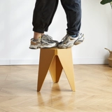 Северные креативные пластиковые табуретки Простые и современные квадратные стульчики в гостиной могут складывать толстые пищевые стулья. Сеть красная домохозяйственная скамья высокая скамейка