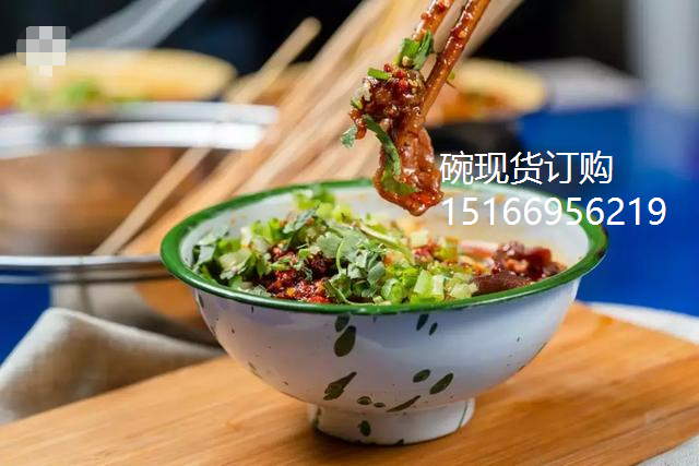 Old-fashioned enamel bowl nostalgic old-fashioned rice bowl noodle bowl ice flower yellow fruit green string spicy hot pot restaurant restaurant