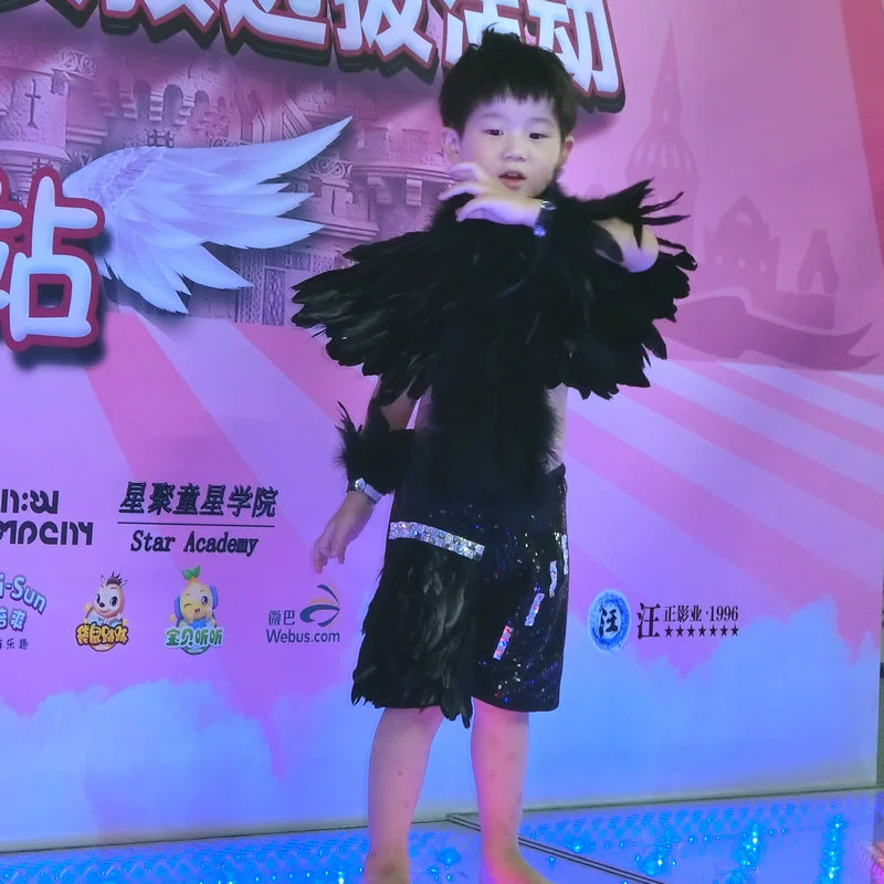 Boy mẫu catwalk váy lông vũ màu đen áo tắm trẻ em T sân khấu áo tắm trình diễn trang phục mùa xuân và mùa hè hiệu suất