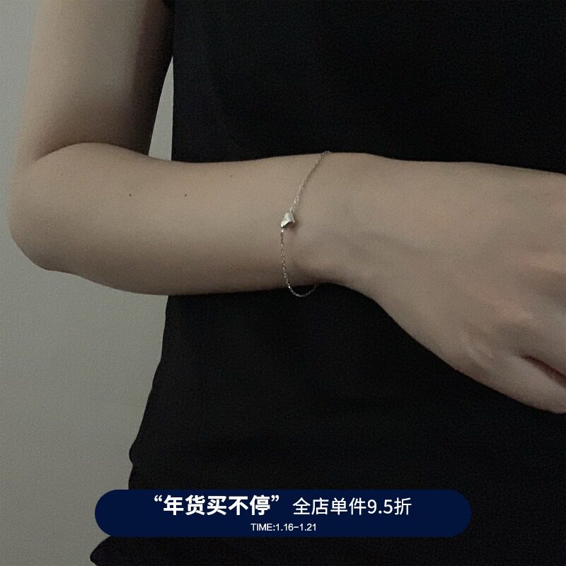 PAUSA ANN 2019 vol 5 small three-dimensional heart-shaped hand