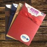 Средний фестиваль вычитает и разгружает фильм.