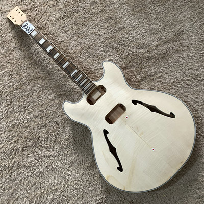 Unde -coplete Jazz Guitar Guitar Jazz Полуфинансированный продукт без аксессуаров инвентарь Maple Tiger Pattern Halflow