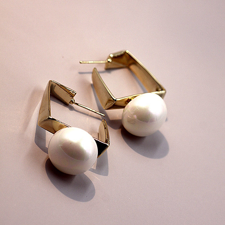 European and American earrings exaggerate simple geometric trend pearl retro ear crash temperament personality cold wind female gold accessories
