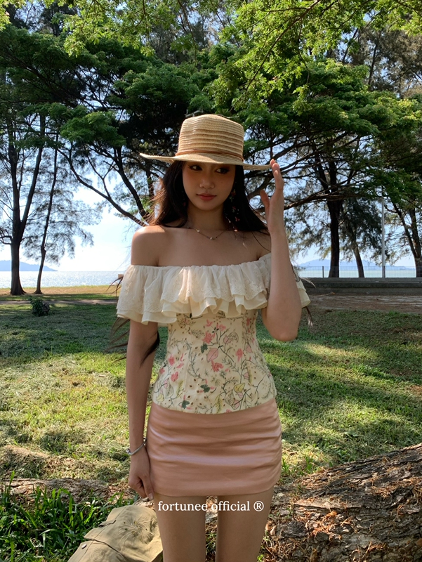 Fortunee 26 Embroidered Plant and Floral Print One-Shoulder Double-Layer Lace Ruffle Tube Top Fortunee 26 Embroidered Plant and Floral Print One-Shoulder Double-Layer Lace Ruffle Tube Top