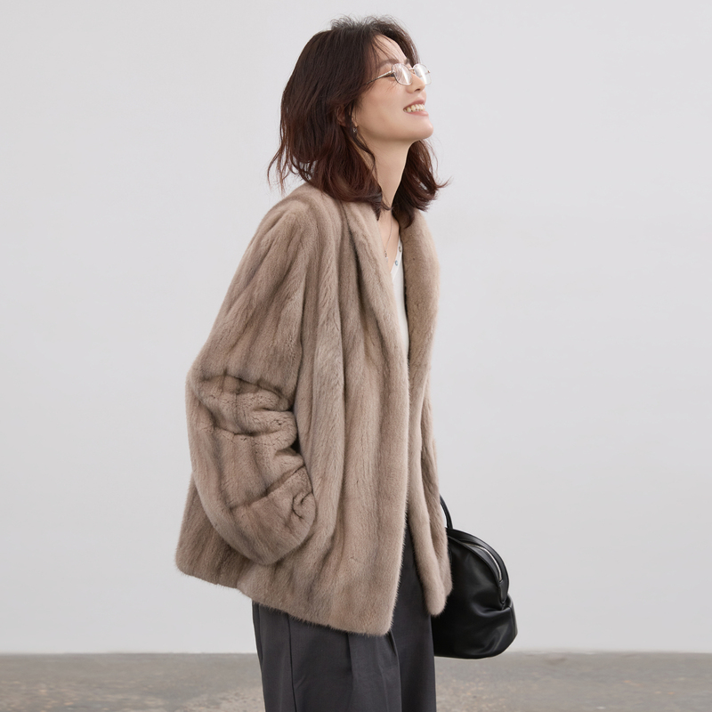 Linyla Imported Natural Color Small Female Mink Full-Length Mink Fur Coat for Women with Green Collar, Mid-Length Mink Fur Jacket