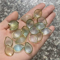 20 кусочков желтого и зеленого золота