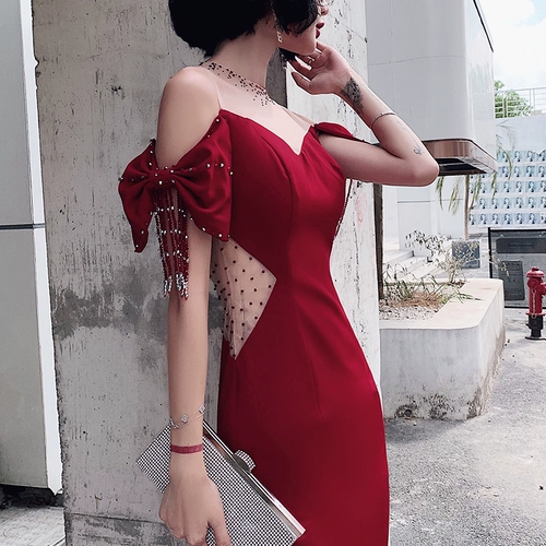 Вечернее платье, бордовый пуховик, цветная сексуальная юбка, крой «рыбий хвост», яркий броский стиль