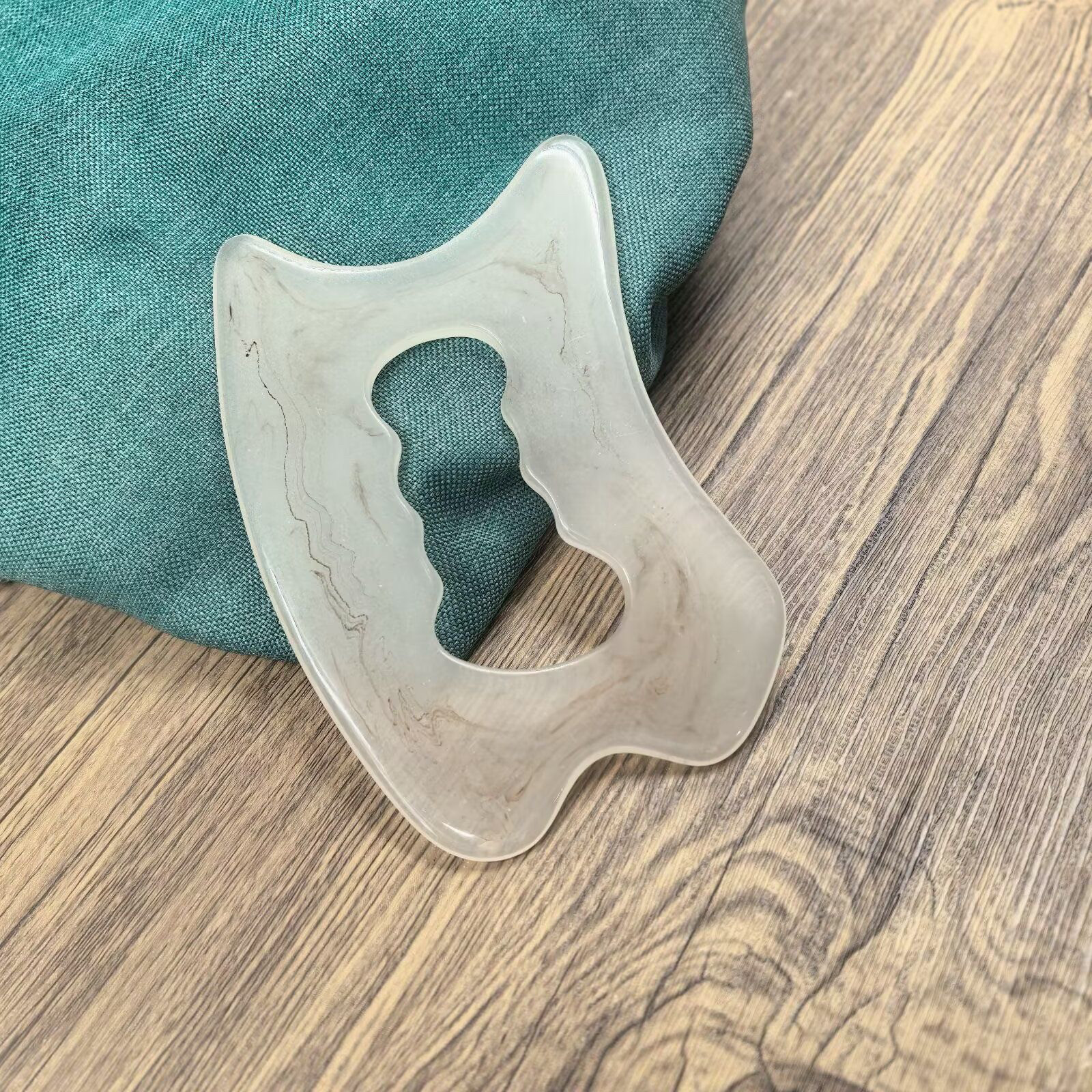 手握刮痧板树脂多功能筋膜刀全身通用按摩拨筋推拿点穴疏通经络