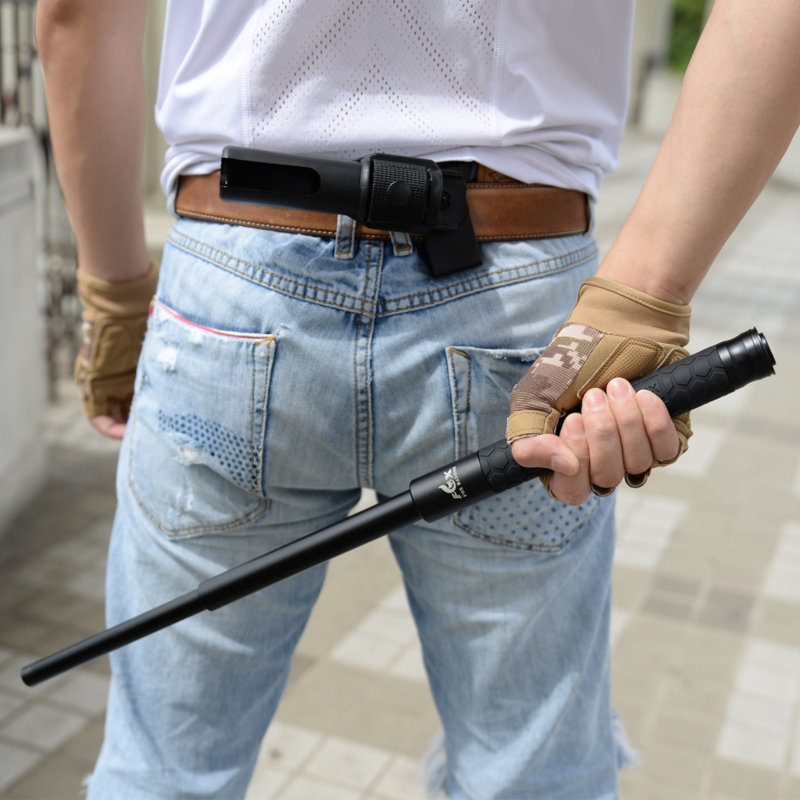 рука с битой. какую биту можно возить с собой. плакать электроблюпаснос в биту. можно ли носить биту. парень с битой на плече.