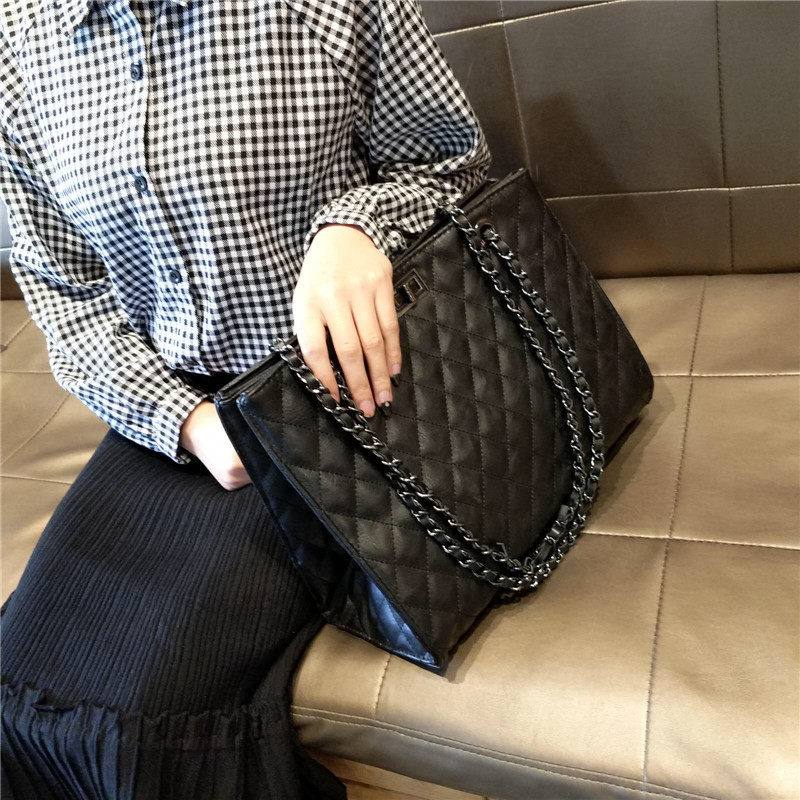 French small crowd bursting with big bag 2021 new fashion single shoulder bag sloped satchel small fragrant wind rhombus chain